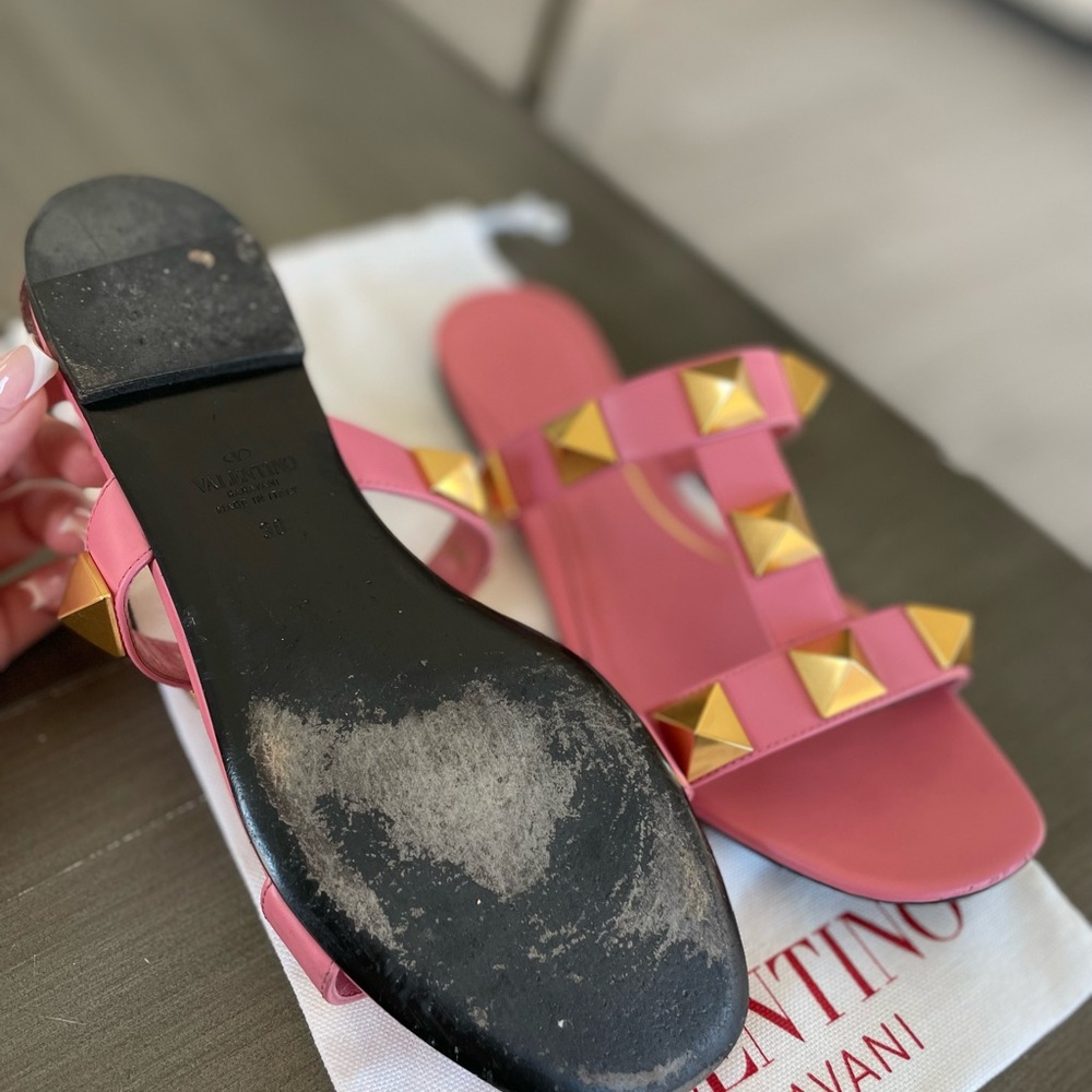 Valentino Garavani Pink Sandals with Gold Studs - Picture 2 of 6